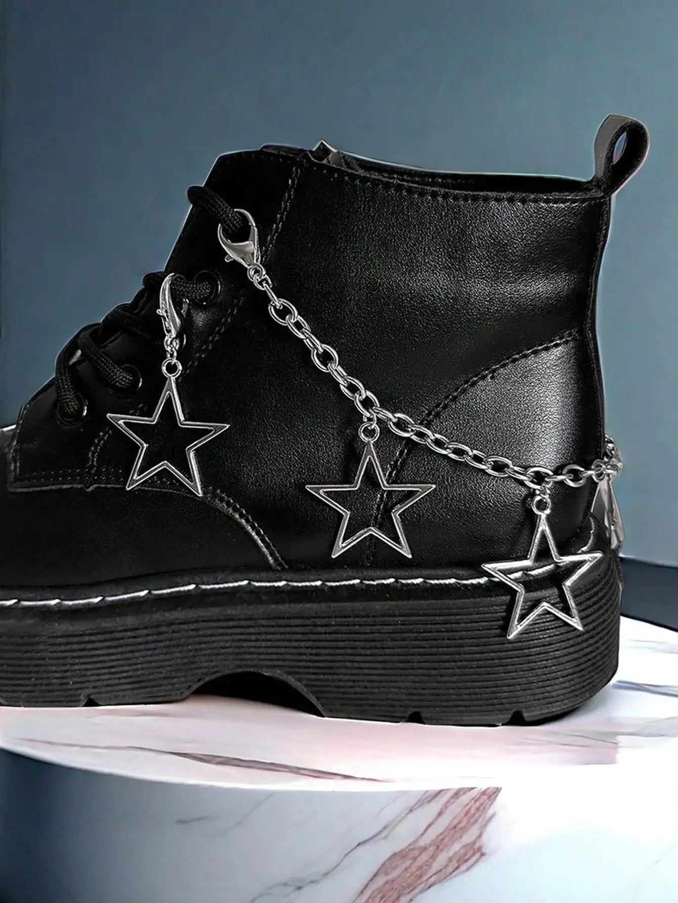 2 Pieces Hollow Star-Shaped Pendant Shoe Chain, Star-Shaped Boots and Shoe Accessories, Hollow Five-Pointed Star Exaggerated Pendant Titanium Steel Chain Shoe Chain Personalized Versatile Star Boots Shoe Accessories New Trend