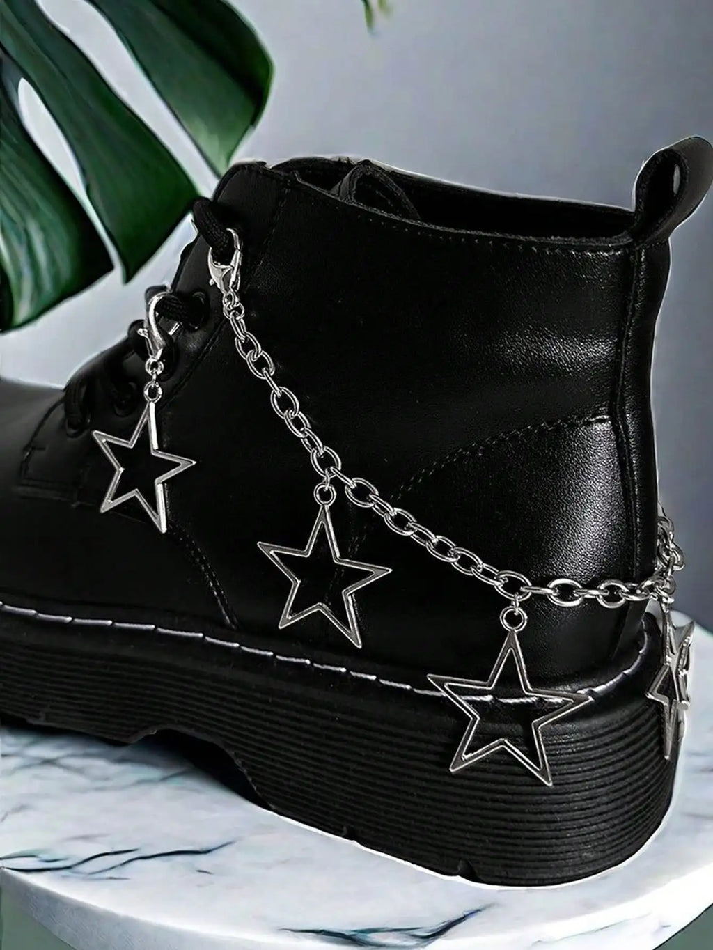 2 Pieces Hollow Star-Shaped Pendant Shoe Chain, Star-Shaped Boots and Shoe Accessories, Hollow Five-Pointed Star Exaggerated Pendant Titanium Steel Chain Shoe Chain Personalized Versatile Star Boots Shoe Accessories New Trend