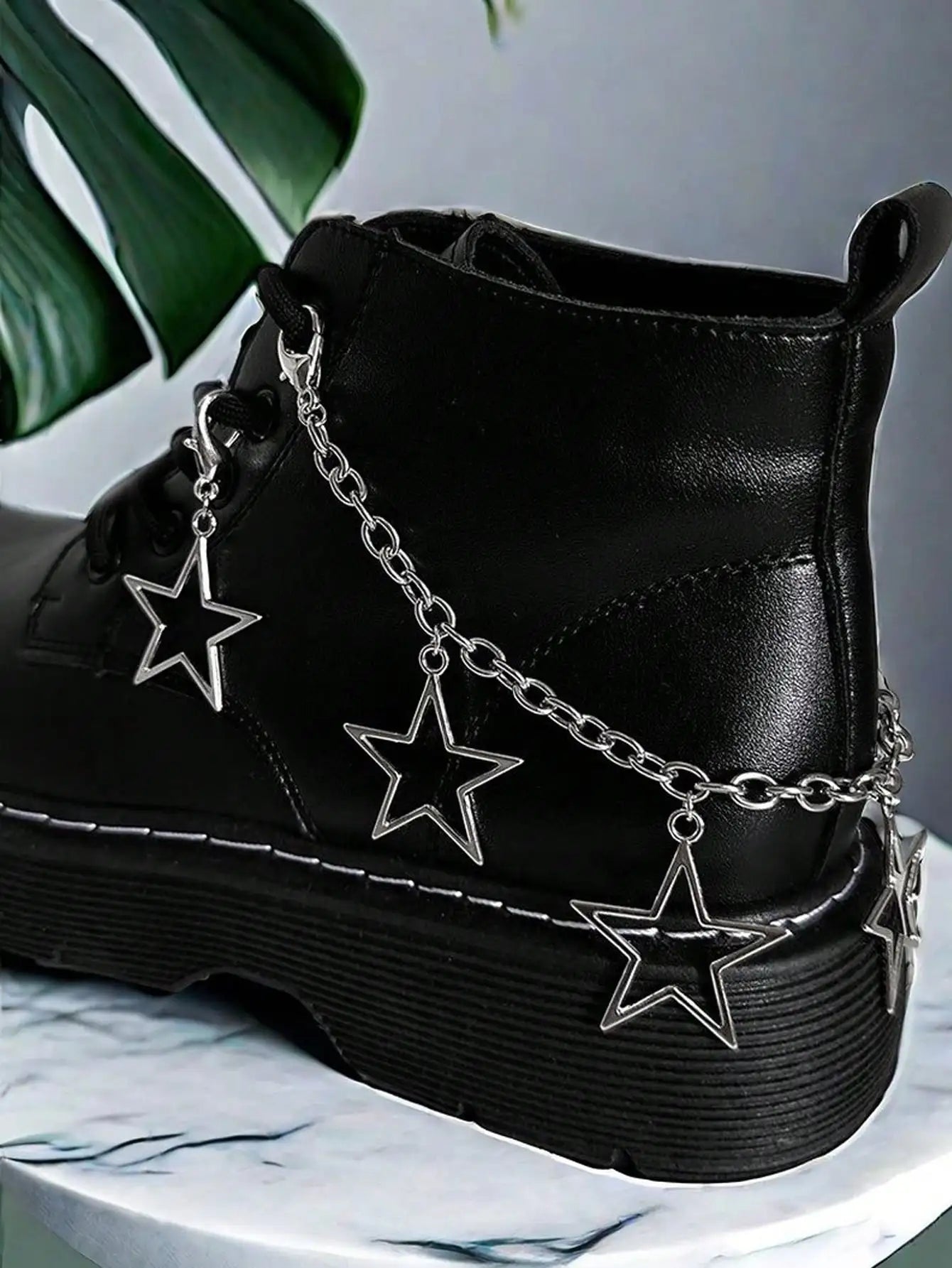 2 Pieces Hollow Star-Shaped Pendant Shoe Chain, Star-Shaped Boots and Shoe Accessories, Hollow Five-Pointed Star Exaggerated Pendant Titanium Steel Chain Shoe Chain Personalized Versatile Star Boots Shoe Accessories New Trend