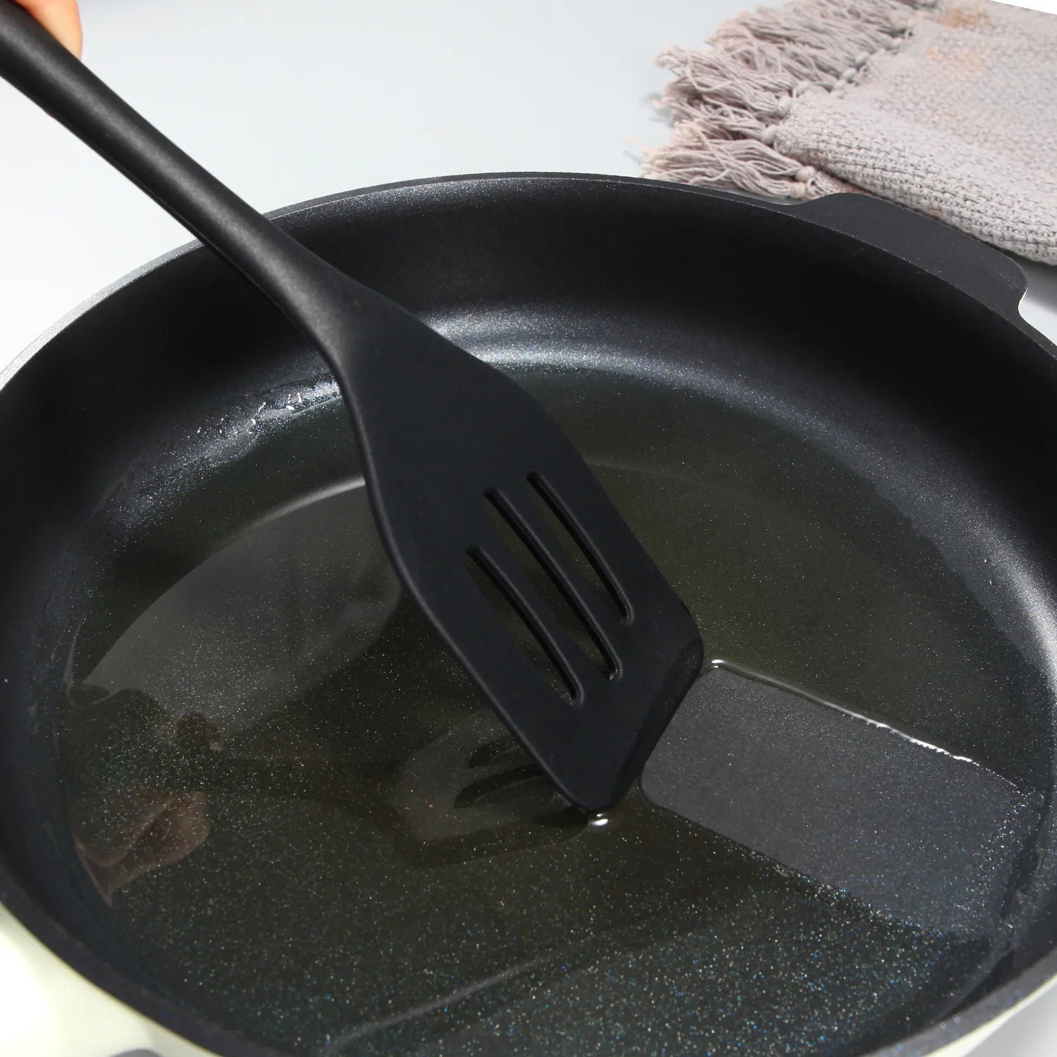 Kitchen Silicone Turners Gadgets Spatula Egg Fish Frying Pan Scoop Fried Shovel Slotted Turners Kitchen Tools Cooking Utensils