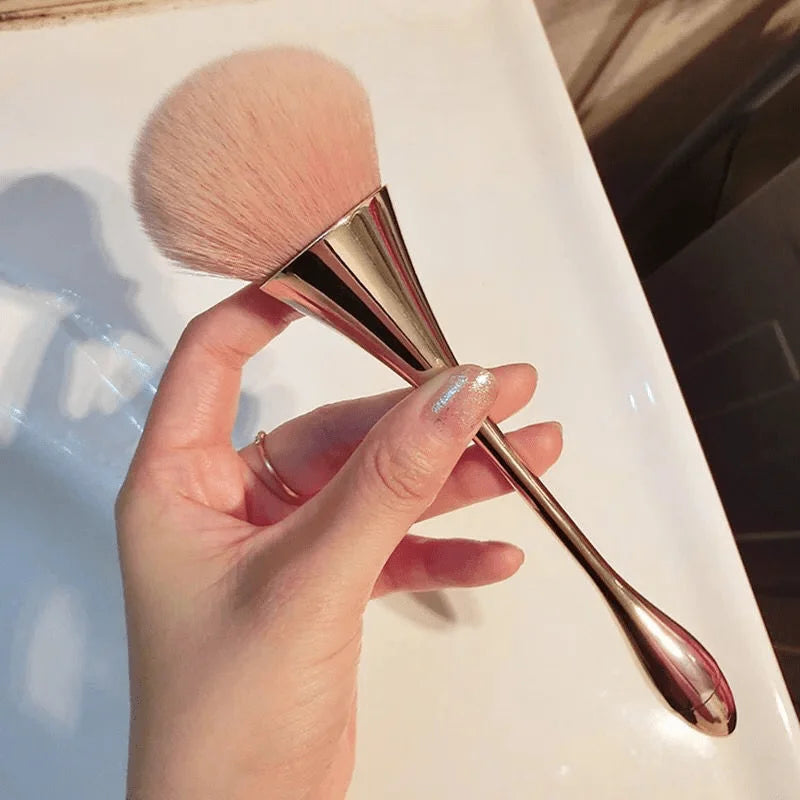 Luxurious nail brushes, new makeup brushes, blush brushes, nail brushes, dust brushes, and loose brushes